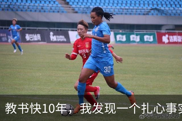 教书快10年，我发现一个扎心事实：班里成绩垫底的孩子，开家长会时，父母总有一个极其反常的小动作